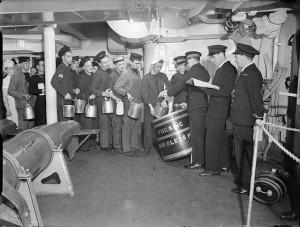 Distribution du rhum sur le HMS King George V