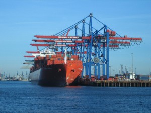 Grues sur le port de Hambourg