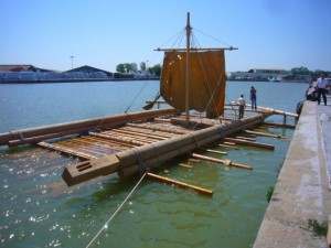 La réplique du radeau de la Méduse sous voile