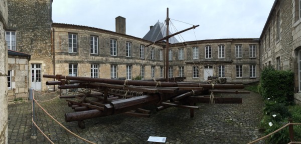 Réplique du radeau de la Méduse dans la cour du Musée de la Marine de Rochefort