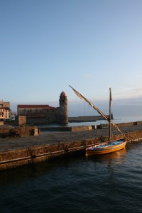 La barque Ufana devant l'église de Collioure